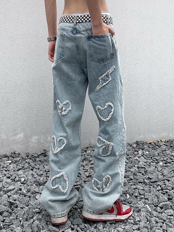 Lockere Jeans mit Herz-Patch für Herren in heller Waschung-2